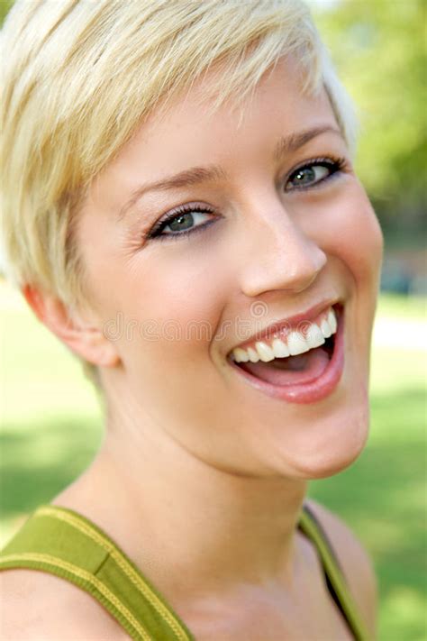 Belle Fille Blonde Avec Un Joli Sourire Photo Stock Image Du Santé