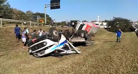 Caminh Es Tombam Ap S Batida Em Rodovia De Jaguari Na Campinas E