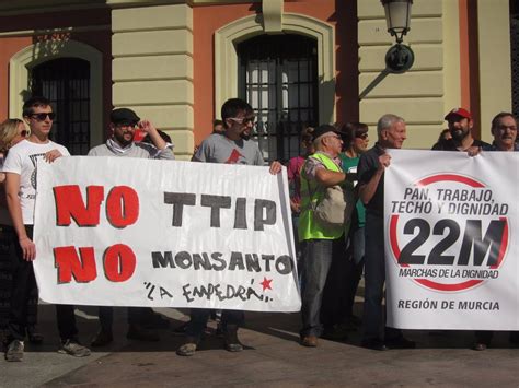 Decenas De Personas Se Concentran En La Glorieta Contra El Ttip El Ceta Y El Tisa