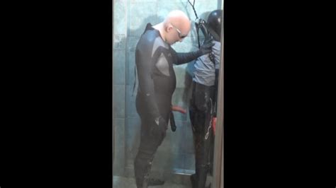Partie De Mec Masqué Siliconé Wetsuited Humping éjacule et Pisse Sur Le Mannequin Pornhub Gay