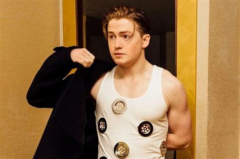 So kè nhan sắc nam chính Sex Education 2 phiên bản Người gây sốc vì phát tướng người hoàn hảo