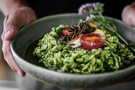 Rezept F R Spinat Risotto Mit Gegrillten Tomaten Knoblauchgarnelen