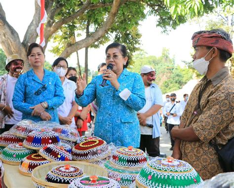 Ny Putri Koster Hadiri Pasar Rakyat Di Rth Taman Bung Karno Kabupaten