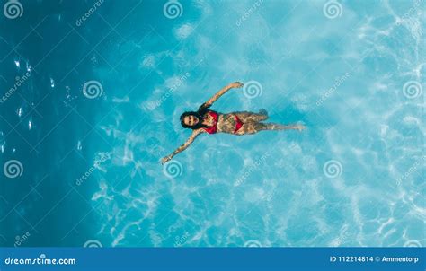 Mujer Que Disfruta De Nadar En Una Piscina Foto De Archivo Imagen De