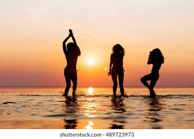 Group Sexy Girls Bikini Enjoying Laughing 스톡 사진 지금 편집 679136557