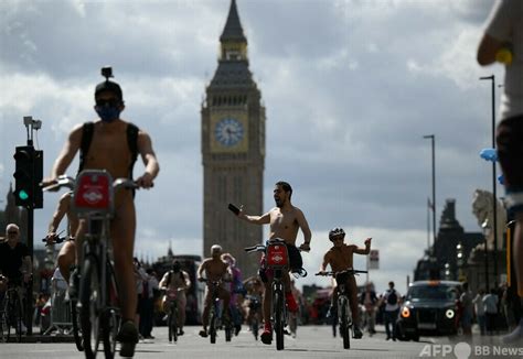 全裸自転車で石油依存に抗議 英ロンドン 写真6枚 国際ニュースAFPBB News