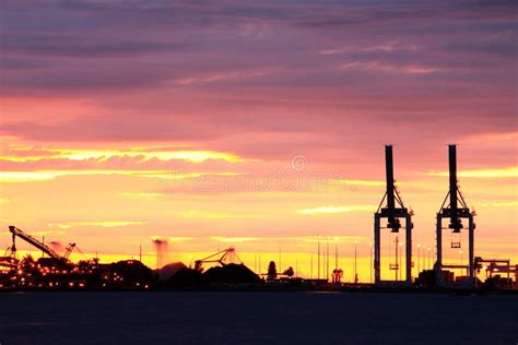 Grues De Navire Porte Conteneurs Photo Stock Image Du Conteneur