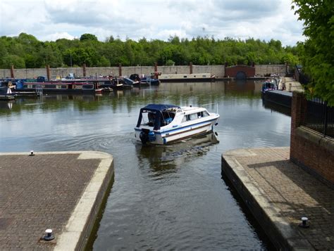 Boat Entering Shireoaks Marina Mat Fascione Cc By Sa Geograph