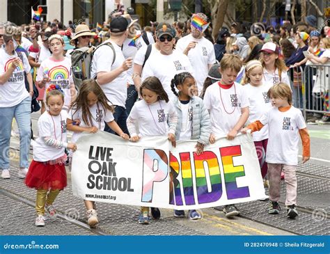 Participantes En El Desfile Anual Del Orgullo Gay En San Francisco Ca Foto De Archivo Editorial