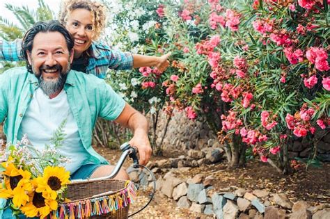 Un jeune couple mature profite avec jeunesse d activités de loisirs en plein air s amusant et