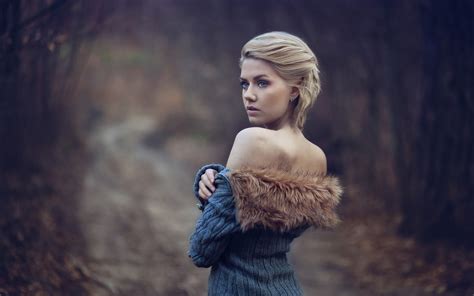 Women Looking Away Blonde Women Outdoors Blue Eyes Bare Shoulders