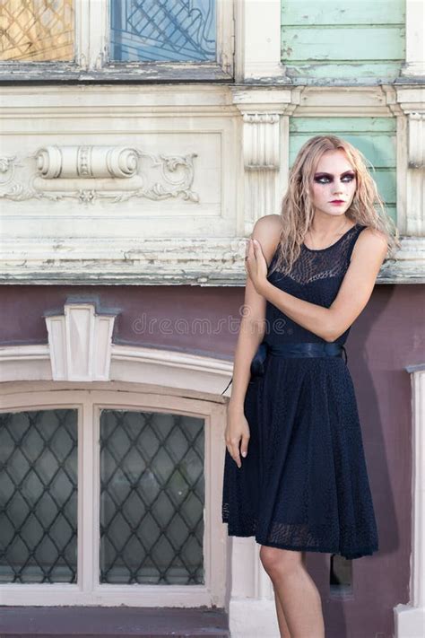 Un Portrait Gothique De Style De Mode D Une Belle Fille Blonde Photo Stock Image Du Caucasien
