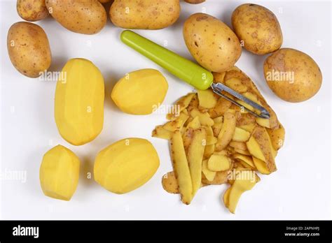 Preperaci N De Alimentos Con Potatos Pelados Pelados Y Patatas Enteras