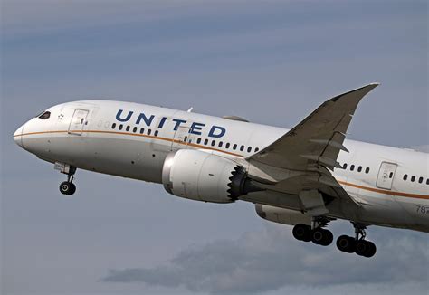 United flight from Houston appeared to hit a kite while landing at D.C