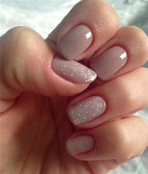 Diseños de uñas colores nude y rosado para unas manos delicadas y de vanguardia imágenes de