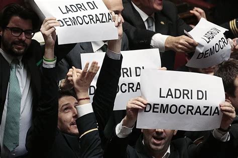 Camera Cartelli Di Protesta Della Lega Ladri Di Democrazia La