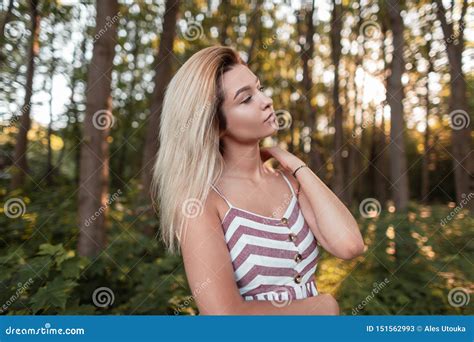 La Belle Jeune Femme Blonde Dans Un Bain De Soleil Rayé Rose Fascinant