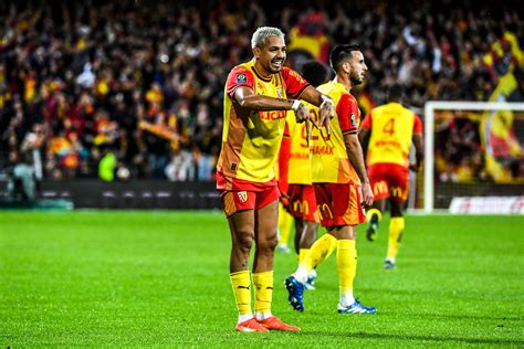 RC Lens Facundo Medina Je réfléchis beaucoup quand je joue