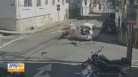 V Deo Moto Desrespeita Parada Obrigat Ria E Bate Em Carro Em