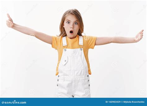 Onder De Indruk Van Gefascineerd Knappe Knappe Blonde Meisje Legt Iets Groots Uit Met Grote