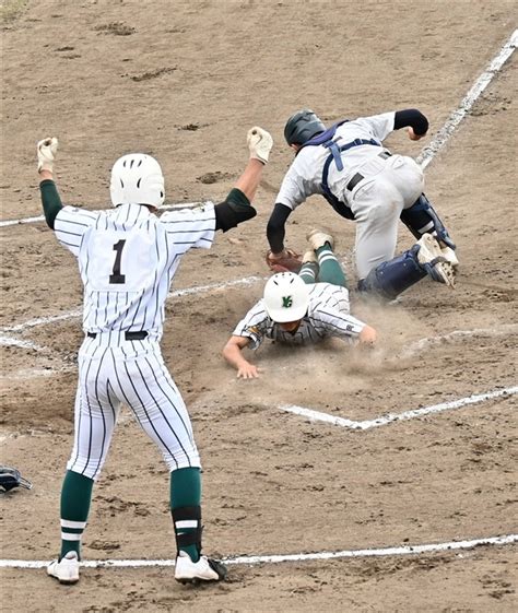 六回裏にヘッドスライディングでホームインする八女学院高の平井周選手 野球部創部3年目の八女学院高、強豪・横浜高と記念試合 創立100周年