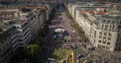 Mii de cehi au protestat la Praga împotriva guvernului si a sprijinului