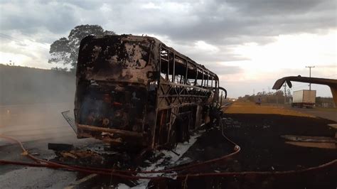 Ônibus pega fogo na BR 376 próximo a Iguatemi