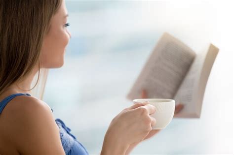 Buch Der Jungen Frau Lese Tasse Kaffee Anhalten Kostenlose Foto