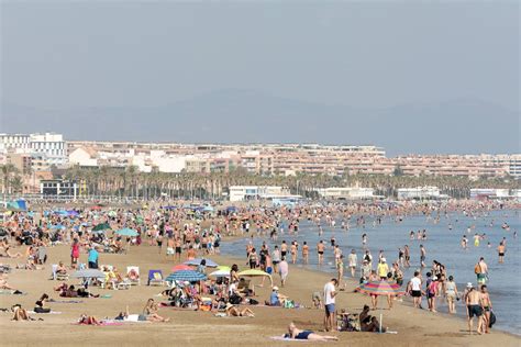 El Puente Del Pilar Y Las Altas Temperaturas Llenan Las Playas Y Las