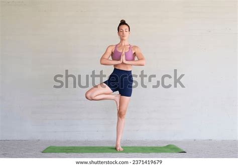 2 301 162 Gambar Foto Stok Objek 3D Vektor Naked Yoga Women