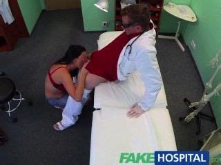 Fakehospital Busty Sexy Milf Maduro Ajuda O Médico A Aliviar Ptporn