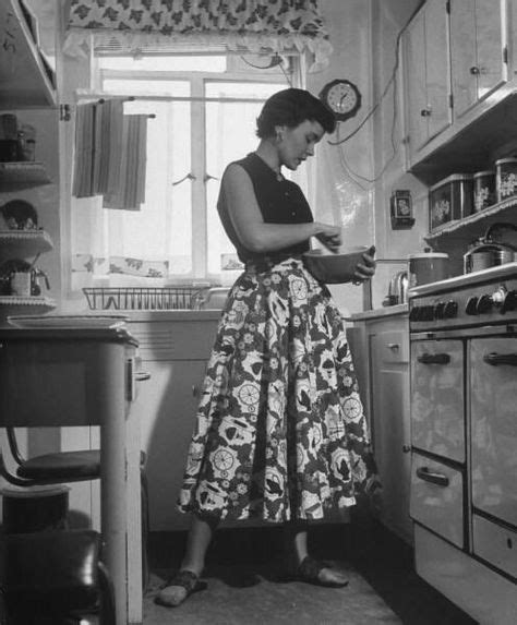 1950 Housewife In 2019 Vintage Housewife Retro Housewife Vintage