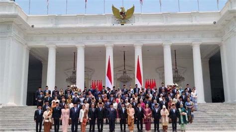 Foto Perdana Kabinet Merah Putih Di Tangga Istana TribunNews