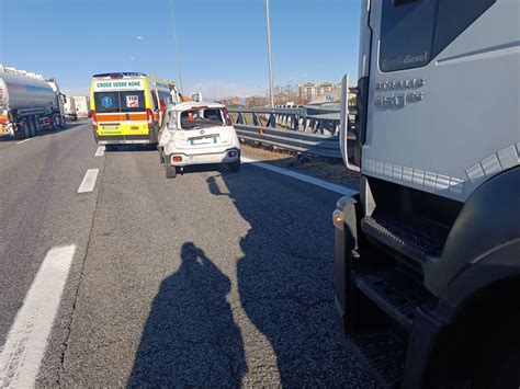 NICHELINO Incidente In Tangenziale Scontro Tra Un Auto E Un Camion