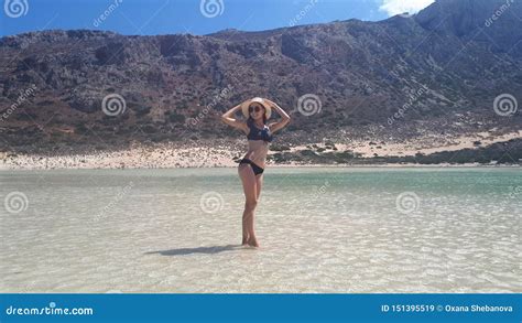 Mujer Hermosa En Bikini En La Playa De Balos Crete Grecia Imagen De