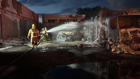 Vídeo Incêndio destrói depósito de botijões de gás e seis caminhões em