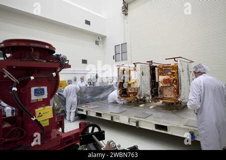 Cape Canaveral Ban I Tecnici Dell Astrotech Payload Processing