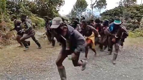 Video Kkb Papua Kabur Tunggang Langgang Saat Diburu Aparat Tni Polri