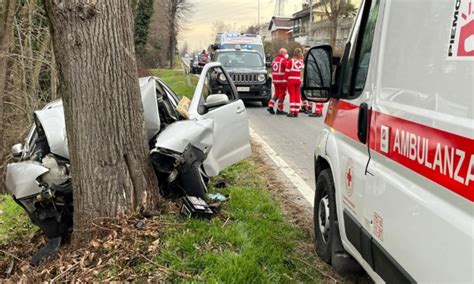 Si Schianta Con L Auto Contro Un Albero Muore Enne Prima Settimo