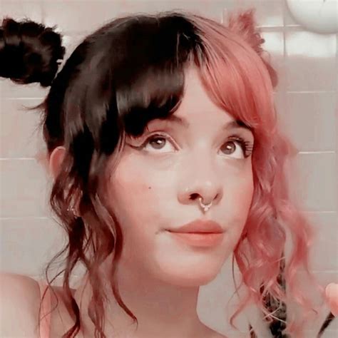 Pin de 𝒂𝒏𝒂 em ɱεℓαɳเε ɱαɾƭเɳεƶ Melanie martinez Cabelo de duas