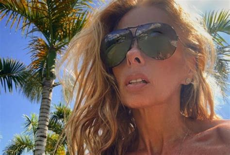 Adriane Galisteu aposta em biquíni nude para curtir fim de semana de