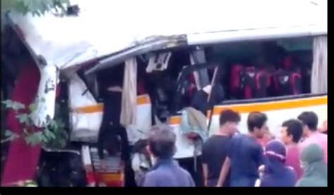 Kesaksian Warga Soal Bus Harapan Jaya Yang Tertabrak Kereta