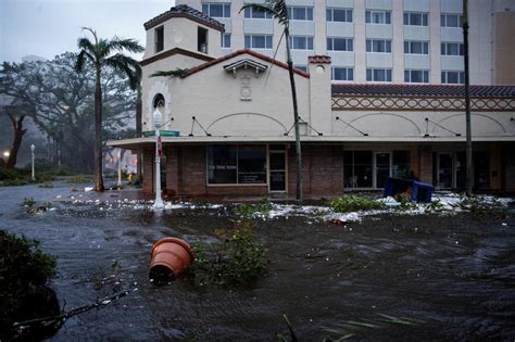 Hurricane Ian floods Fort Myers, Florida, in devastating scenes