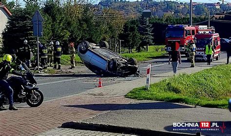 Dachowanie Samochodu Osobowego Na Dw W Nowym Wi Niczu Jedna Osoba