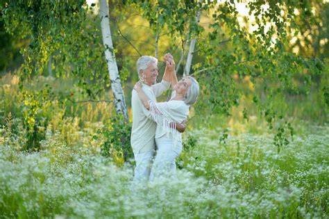 Retrato De Una Hermosa Pareja De Ancianos Bailando En El Parque De