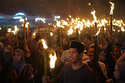 Sambut Ramadan Ribuan Peserta Pawai Obor Terangi Pontianak