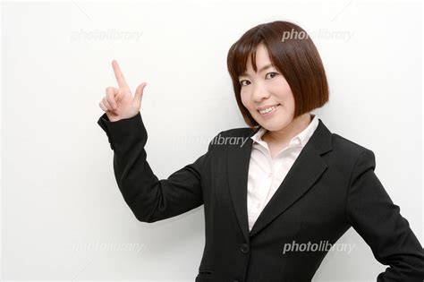 指を差すスーツ姿の女性 写真素材 [ 4425981 ] フォトライブラリー Photolibrary