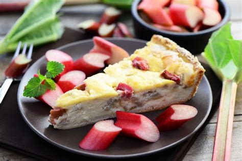 Cremiger Käsekuchen mit Streuseln und Johannisbeeren