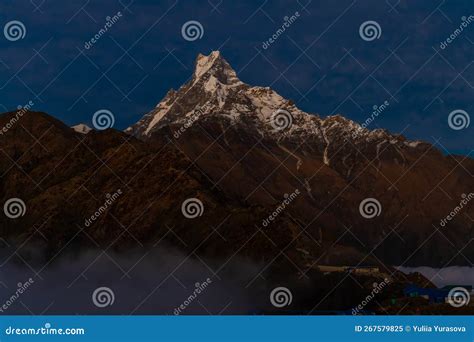 Machapuchare Oder Fischschwanz Heiliger Berg In Nepal Stockbild Bild