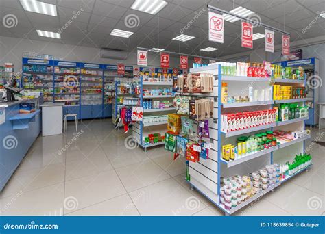 Interior De La Farmacia Moderna Con Las Medicinas Los Cosm Ticos Y Los